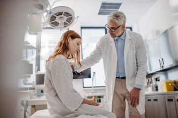 Doctor delivering bad news to patient in hospital.